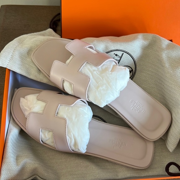 Hermes Shoes - ✨NIB Hermes Oran Rose Petale Size 9